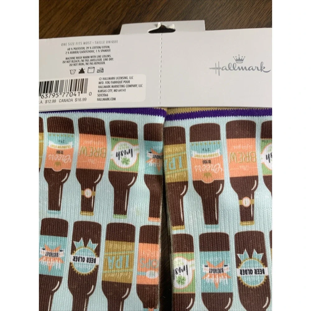 Hallmark Chaussettes‎ Crew Socks Beer Socks NWT A Pair (1)